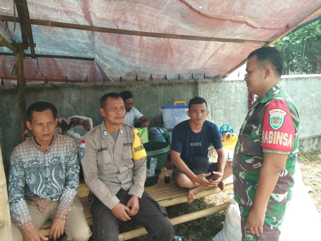 Bhabinkamtibmas Polsek Cikeusik dan Babinsa Bersinergi Sambangi Warga Tanjungan 6 WhatsApp Image 2024 06 03 at 07.40.03