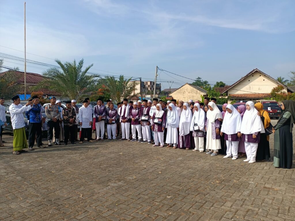 Polsek Cikeusik Kawal Jemaah Haji Cikeusik ke Mengger Pandeglang 4 WhatsApp Image 2024 06 03 at 07.50.59