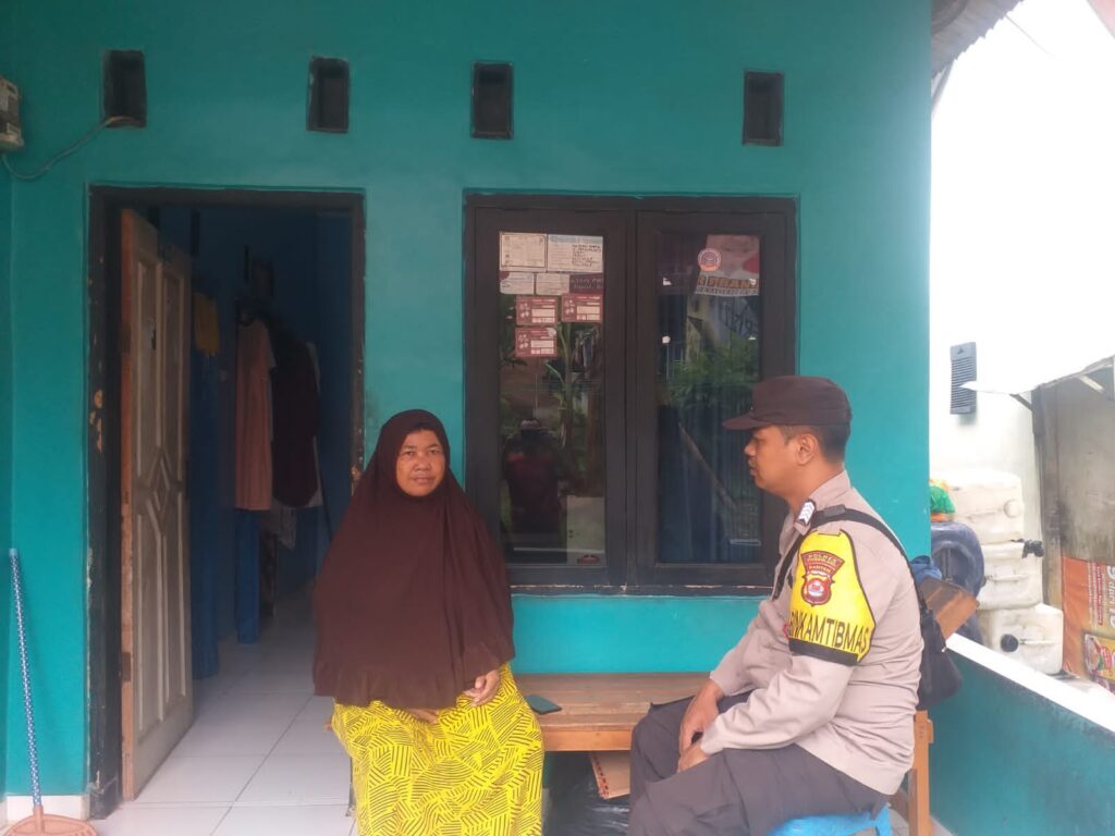 Bhabinkamtibmas Polsek Menes Rajin Silaturahmi Kerumah Warga, Banyak Pesan Yang Disampaikan 1 WhatsApp Image 2024 06 03 at 08.50.16
