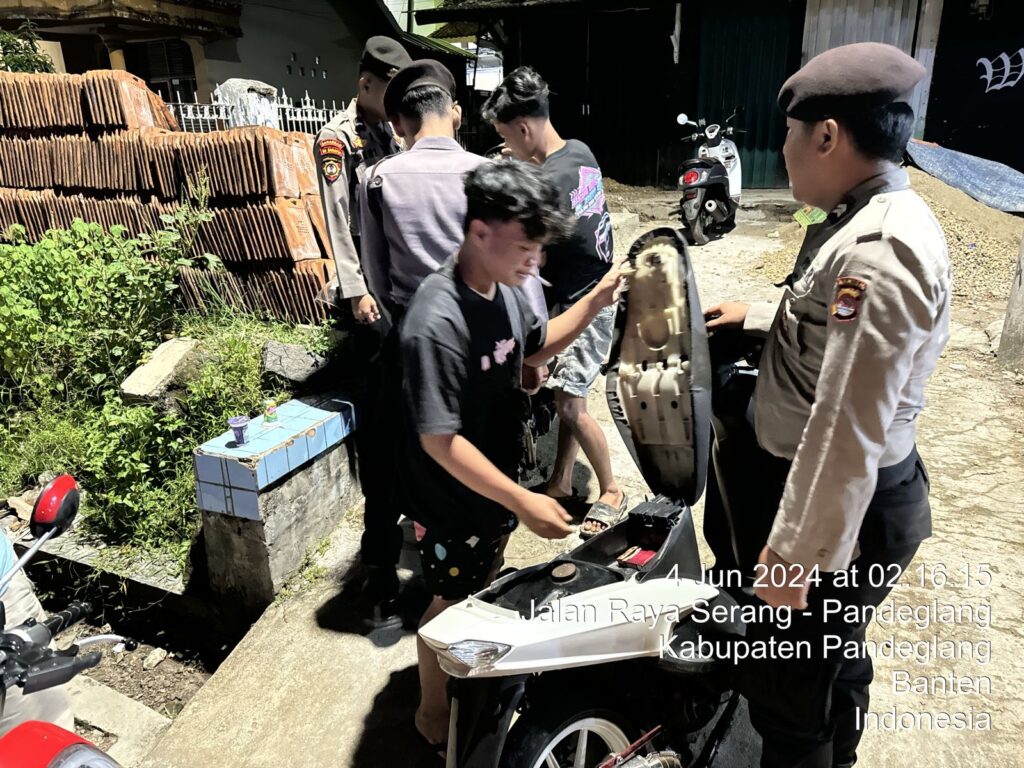 Personil Sat Samapta Polres Pandeglang Sambangi Kumpulan Pemuda Saat Patroli Malam Dialogis 1 WhatsApp Image 2024 06 04 at 06.42.28