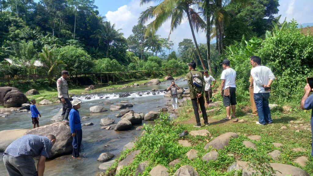 Bhabinkamtibmas Polsek Carita dan Pemerintah Desa Cinoyong Membahas Usulan Jalan Penghubung Antar Desa 5 WhatsApp Image 2024 06 04 at 21.18.48