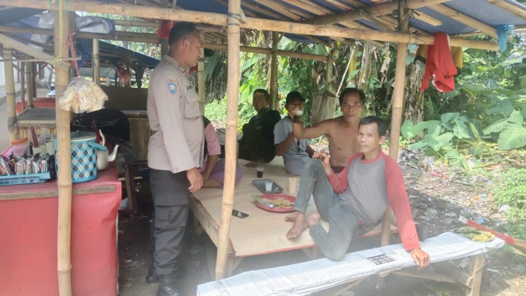 Kanit Binmas Polsek Carita Sambangi Warga yang Sedang Berkumpul 9 WhatsApp Image 2024 06 04 at 21.38.39