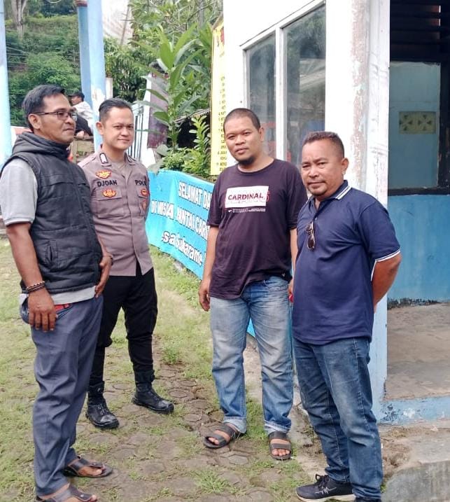 Anggota Patroli Polsek Carita Sambangi Masyarakat di Pantai 2 WhatsApp Image 2024 06 04 at 21.48.50