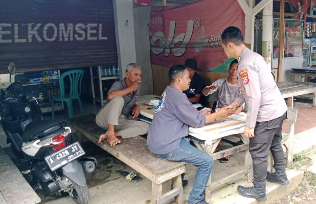 Kanit Samapta Polsek Carita Melaksanakan Patroli Dialogis ke Masyarakat yang Sedang Berkumpul 3 WhatsApp Image 2024 06 04 at 21.56.05