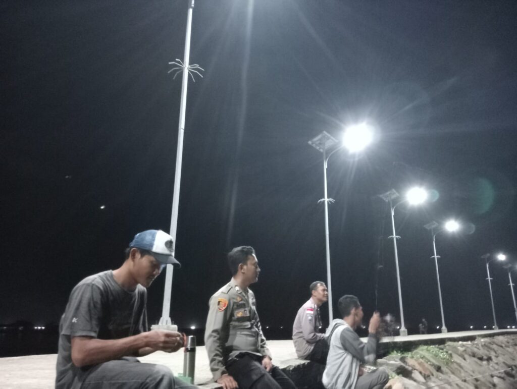 Polsek Cikeusik Tingkatkan Patroli Malam di Dermaga Bengkok Desa Cikiruhwetan 4 WhatsApp Image 2024 06 04 at 22.06.43