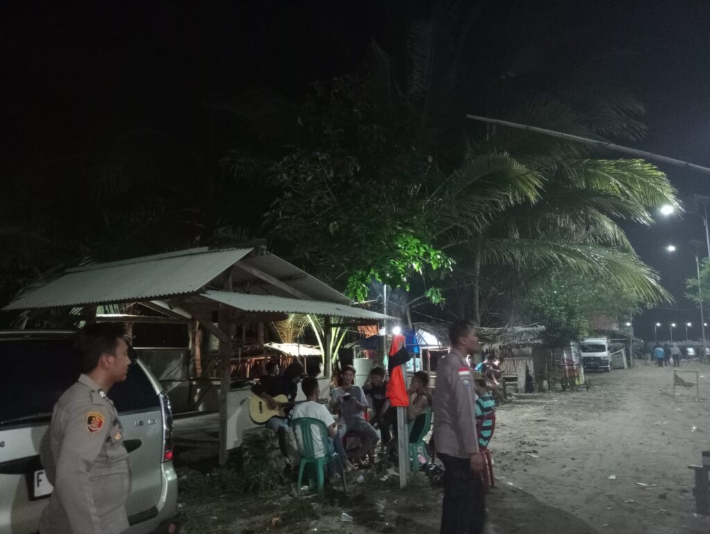 Polsek Cikeusik Tingkatkan Patroli Malam di Perumahan Warga Nelayan Desa Cikiruhwetan 5 WhatsApp Image 2024 06 04 at 22.16.42