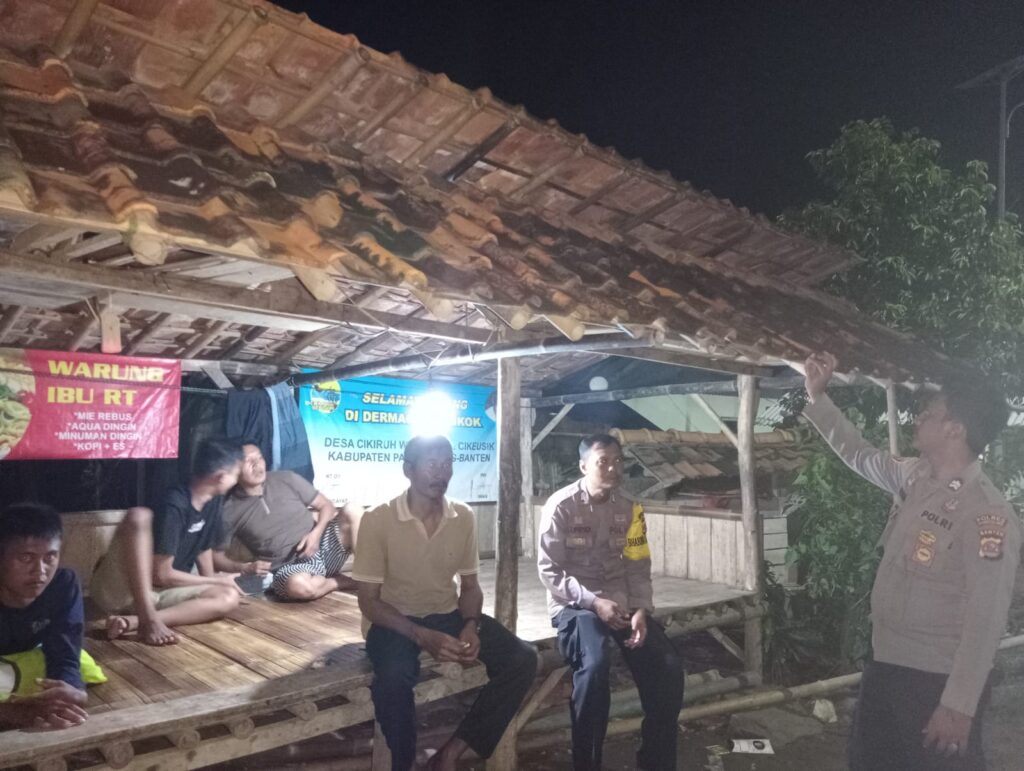 Polsek Cikeusik Tingkatkan Patroli Malam untuk Ciptakan Keamanan Wilayah 6 WhatsApp Image 2024 06 04 at 22.18.01