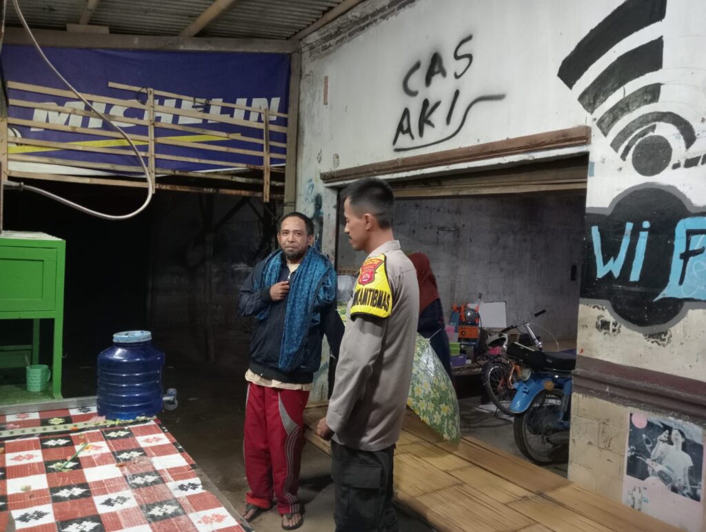 Polsek Mandalawangi Laksanakan Patroli dan Sambang, Jalin Komunikasi Upaya Cegah C3 9 WhatsApp Image 2024 06 04 at 23.01.53