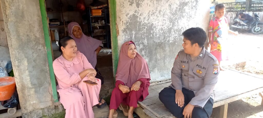 Bhabinkamtibmas Polsek Picung Polres Pandeglang Melaksanakan Sambang Kamtibmas di Desa Bungurcopong 10 WhatsApp Image 2024 06 05 at 02.20.11