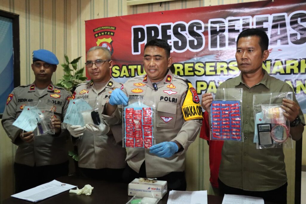 Polres Pandeglang Tangkap Dua Pengedar Narkoba Jenis Sabu-Sabu 7 WhatsApp Image 2024 06 05 at 13.44.18