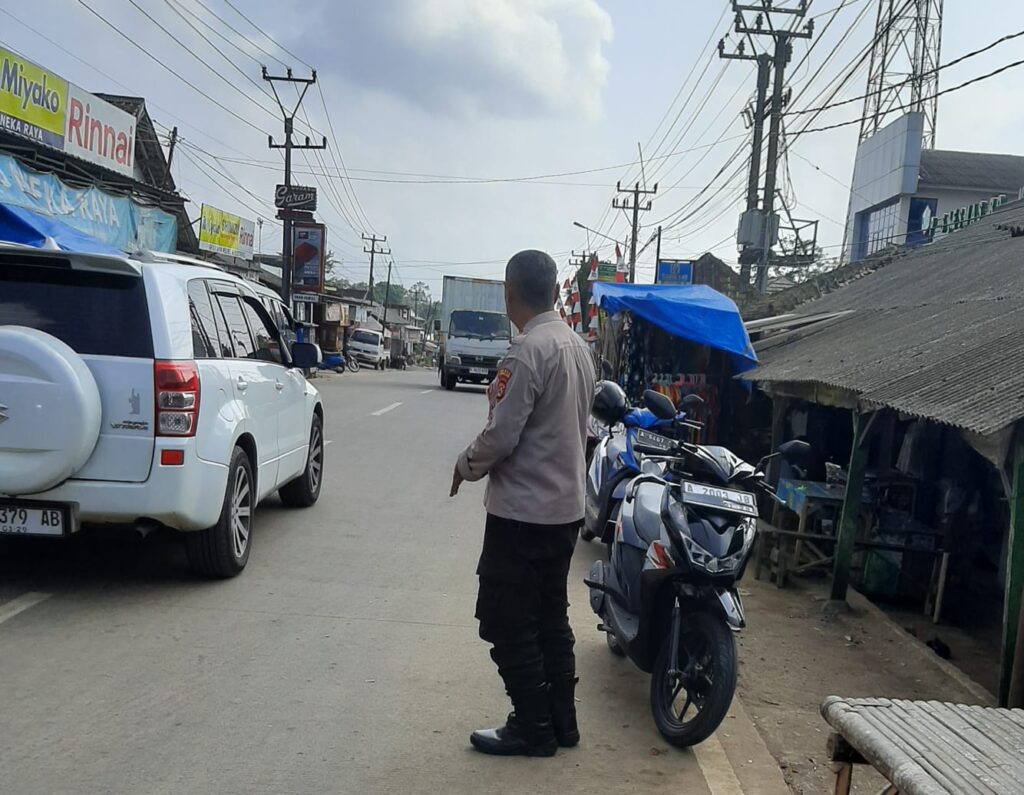 Polsek Bojong Polres Pandeglang Berikan Pelayanan Prima dengan Pengaturan Arus Lalu Lintas di Pasar Bojong 8 WhatsApp Image 2024 06 06 at 11.11.47
