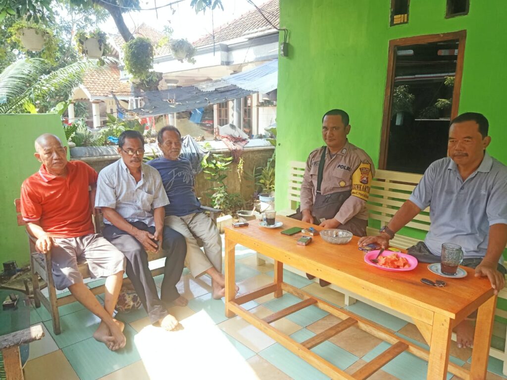 Bhabinkamtibmas Sambangi Warga, Jalin Silaturahmi dan Ciptakan Kamtibmas Kondusif 2 WhatsApp Image 2024 06 07 at 03.41.41