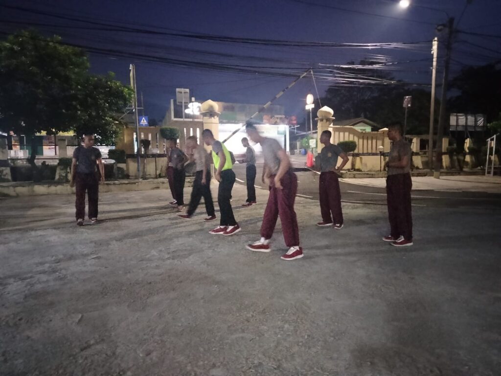 Antusiasme Siswa Bintara Polri Melaksanakan Senam Pagi di Polsek Pandeglang 9 WhatsApp Image 2024 06 07 at 06.19.05