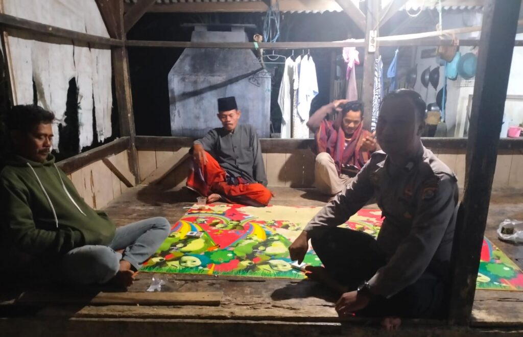 Sambangi Poskamling di Desa Padamulya, Bhabinkamtibmas Polsek Angsana Polres Pandeglang Berikan Motivasi kepada Masyarakat 1 WhatsApp Image 2024 06 10 at 05.56.57