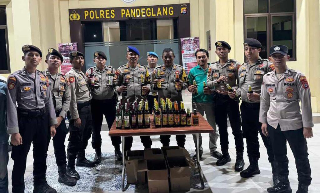 Sat Samapta Polres Pandeglang Amankan Puluhan Botol Miras dalam Operasi Pekat 6 WhatsApp Image 2024 06 22 at 03.18.13