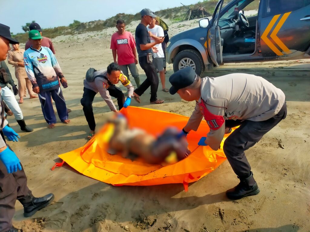 Personil Polsek Cikeusik Evakuasi Mayat Laki-Laki di Pesisir Pantai Coneang, Desa Cikiruhwetan 2 WhatsApp Image 2024 07 18 at 21.21.13