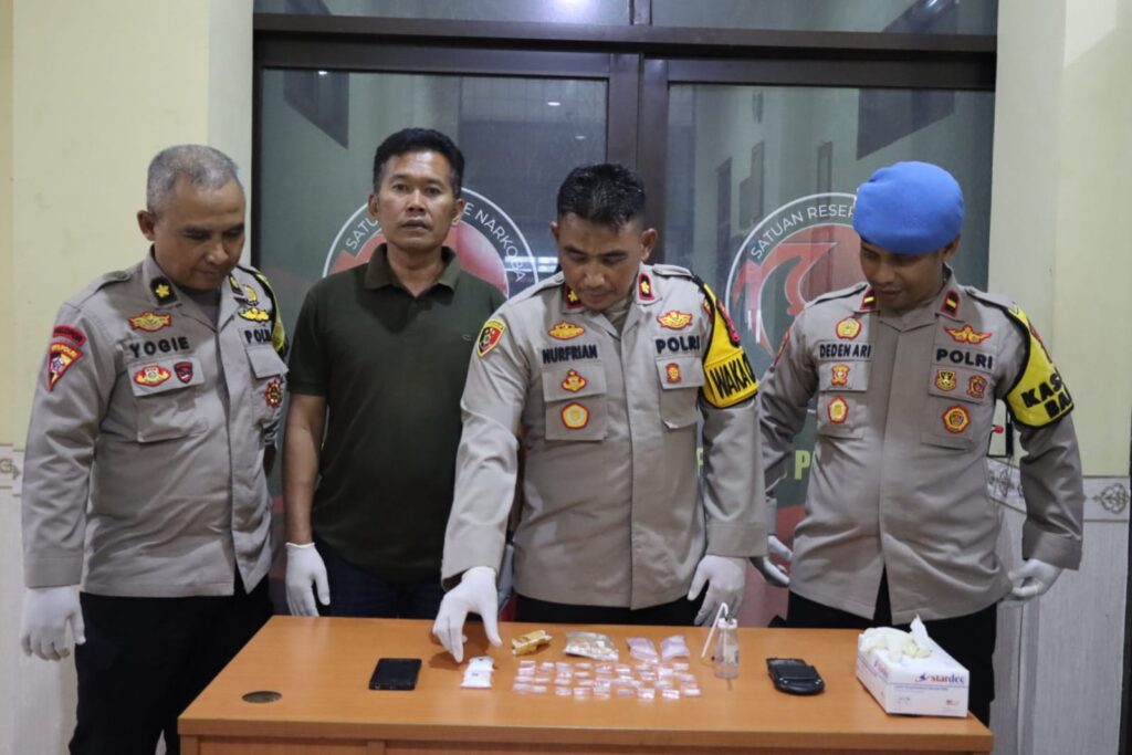Satresnarkoba Polres Pandeglang Berhasil Ungkap Kasus Sabu di Kabupaten Pandeglang 1 WhatsApp Image 2024 07 23 at 12.55.29