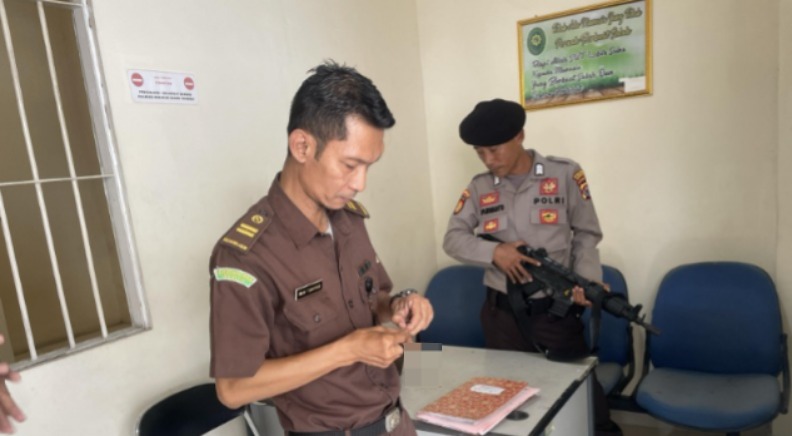 Pengawalan Tahanan oleh Sat Samapta Polres Pandeglang: Jamin Keamanan Usai Sidang di Pengadilan Negeri Pandeglang 7 WhatsApp Image 2024 08 27 at 11.02.14