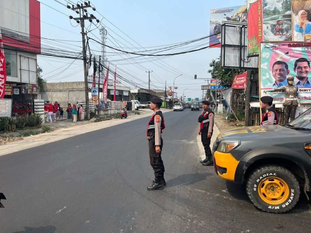 Sat Samapta Polres Pandeglang Lakukan Pengaturan Lalu Lintas di Jalan Pandeglang-Labuan untuk Atasi Kemacetan 3 WhatsApp Image 2024 08 27 at 16.04.32