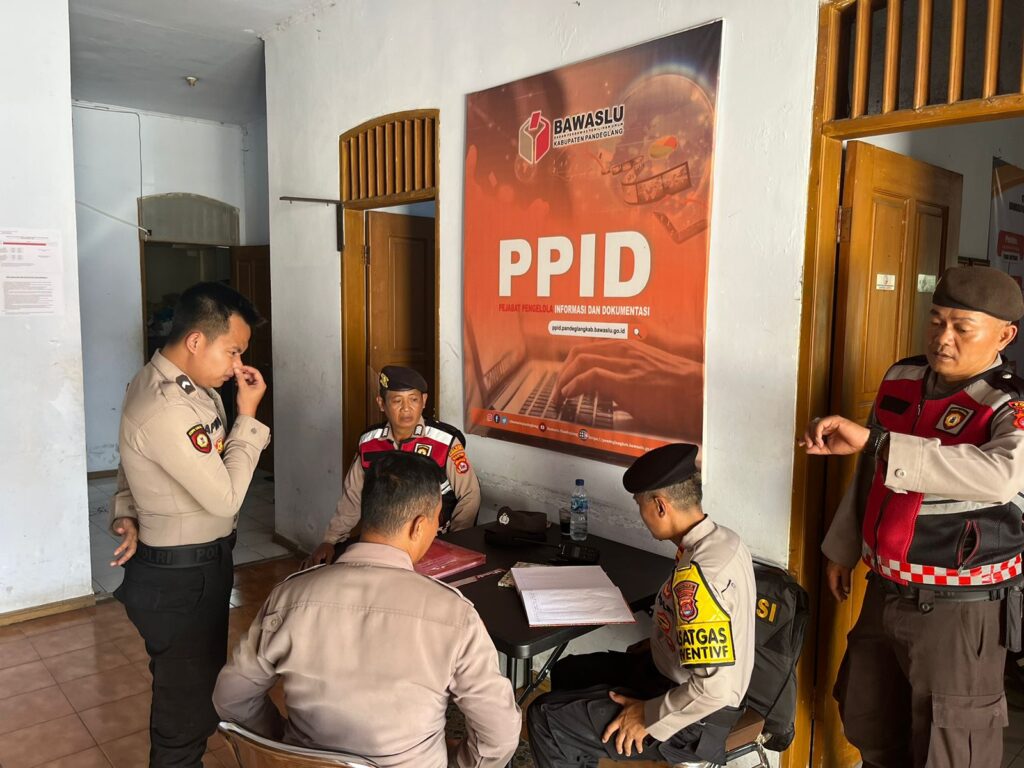 Kasat Samapta Polres Pandeglang IPTU Akbar Kontrol Personil Pengamanan di Kantor Bawaslu Pandeglang 1 WhatsApp Image 2024 08 27 at 16.04.34