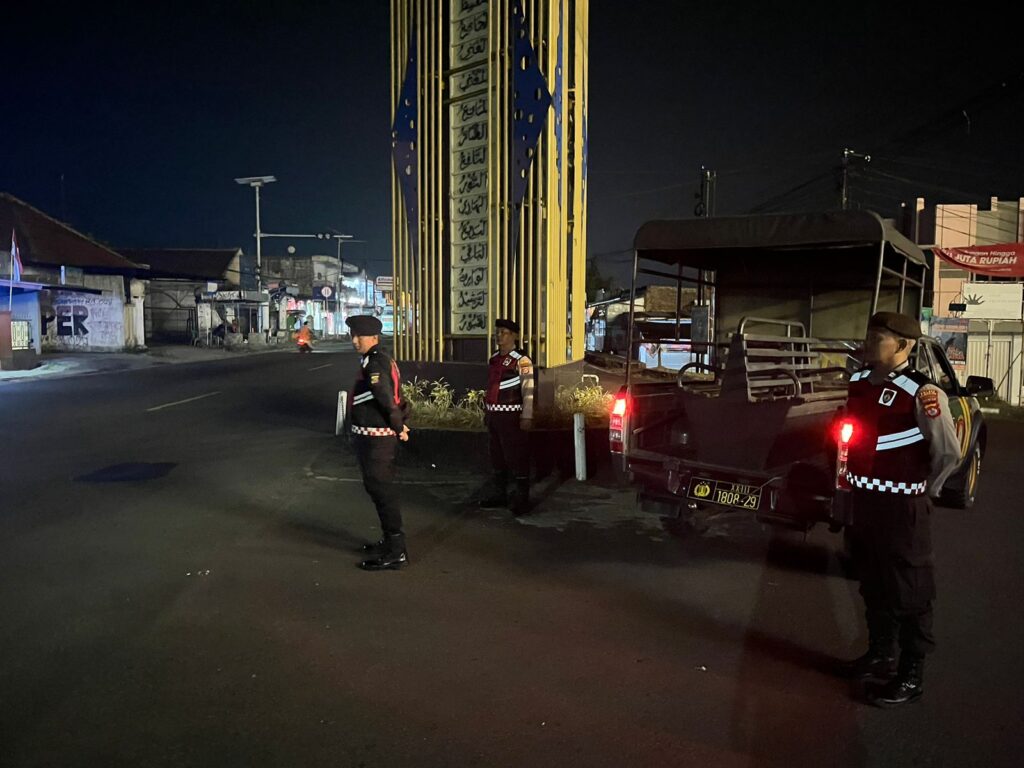 Sat Samapta Polres Pandeglang Gelar Patroli Dialogis di Cidagung untuk Jalin Komunikasi dengan Warga 10 WhatsApp Image 2024 08 28 at 05.51.23