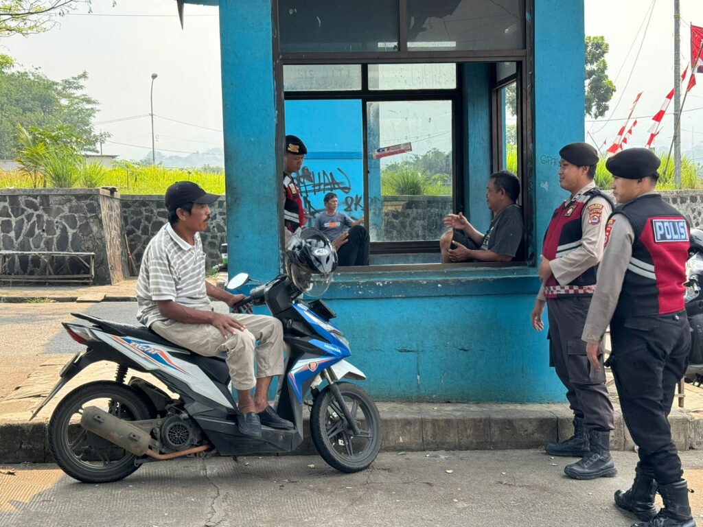 Personil Patroli Sat Samapta Polres Pandeglang Sambangi Tukang Ojek di Terminal Kadubanen 3 WhatsApp Image 2024 08 29 at 16.38.02 1