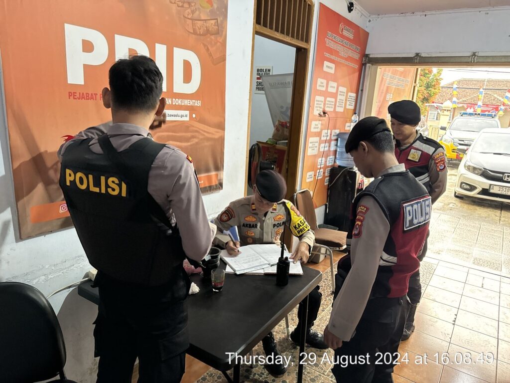 Kasat Samapta Polres Pandeglang IPTU Akbar Gelar Kontrol Personil Pengamanan di Kantor Bawaslu Kabupaten Pandeglang 2 WhatsApp Image 2024 08 29 at 17.02.41 1