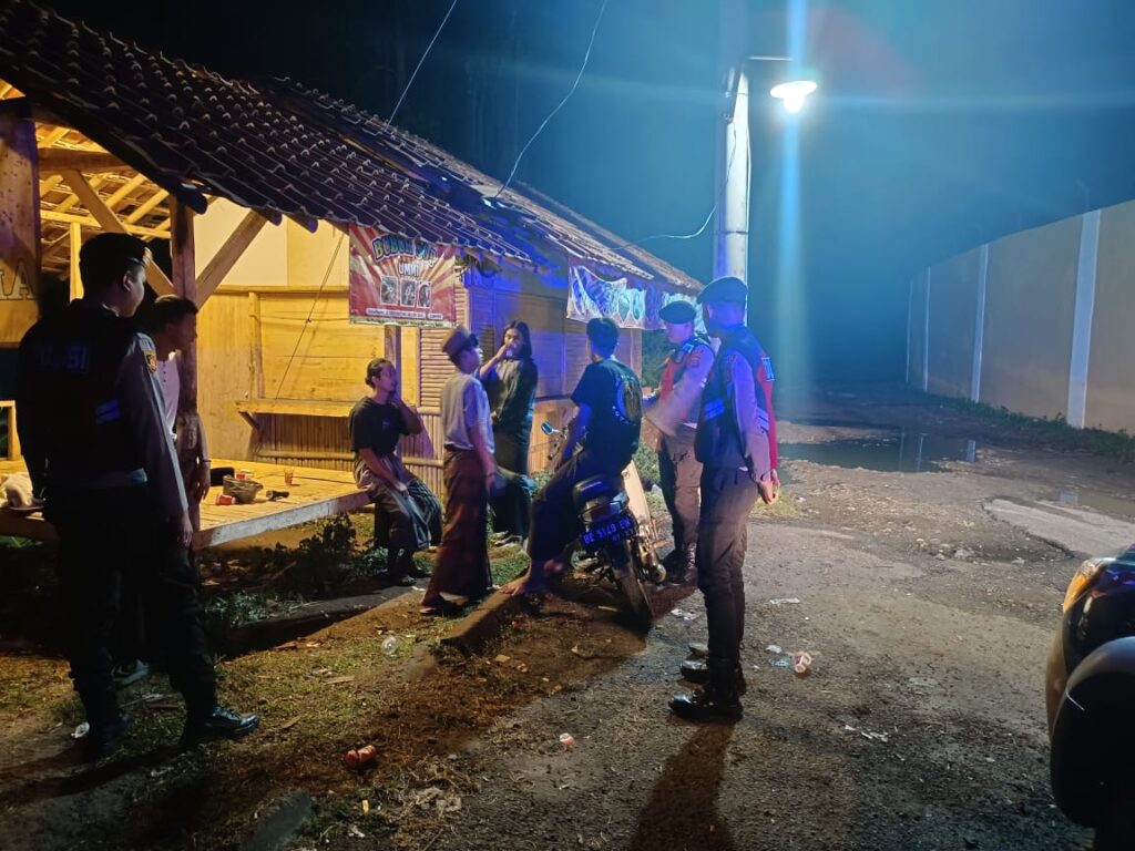 Sat Samapta Polres Pandeglang Gelar Kegiatan Dialogis di Stadion Badak, Sambangi Poskamling untuk Tingkatkan Keamanan 1 WhatsApp Image 2024 08 30 at 05.14.25
