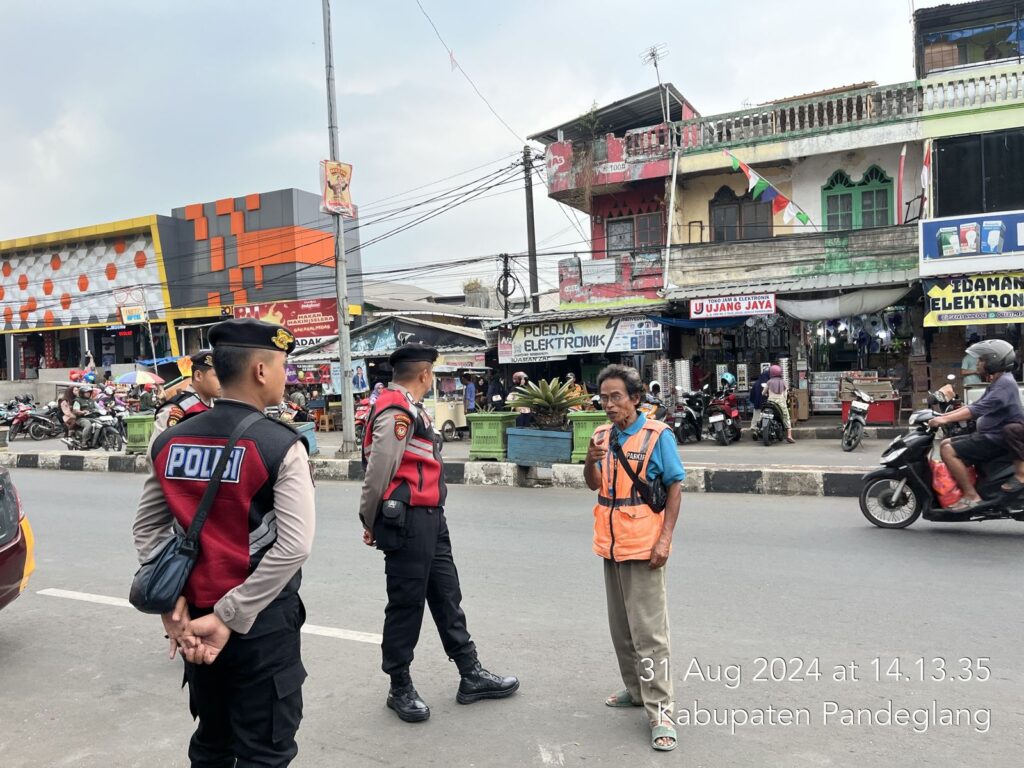 Sat Samapta Polres Pandeglang Sambangi Juru Parkir di Pasar Badak, Berikan Edukasi Tata Letak Kendaraan 9 WhatsApp Image 2024 08 31 at 18.05.37