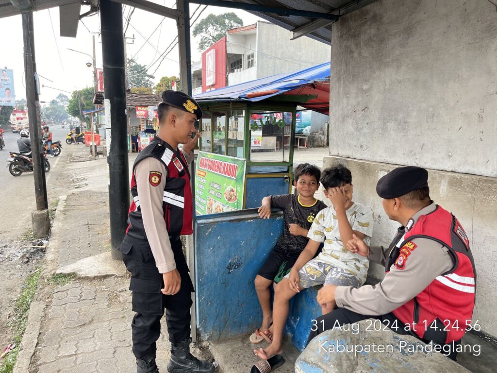 Sat Samapta Polres Pandeglang Berikan Edukasi Humanis kepada Anak-Anak di Cigadung tentang Bahaya Bermain di Jalan Raya 7 WhatsApp Image 2024 08 31 at 18.05.38 1