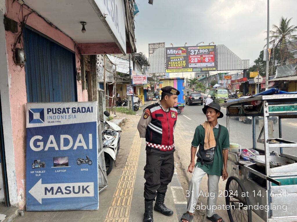 Sat Samapta Polres Pandeglang Berikan Himbauan Kamtibmas kepada Pedagang Bakso Keliling di Cigadung 6 WhatsApp Image 2024 08 31 at 18.05.39