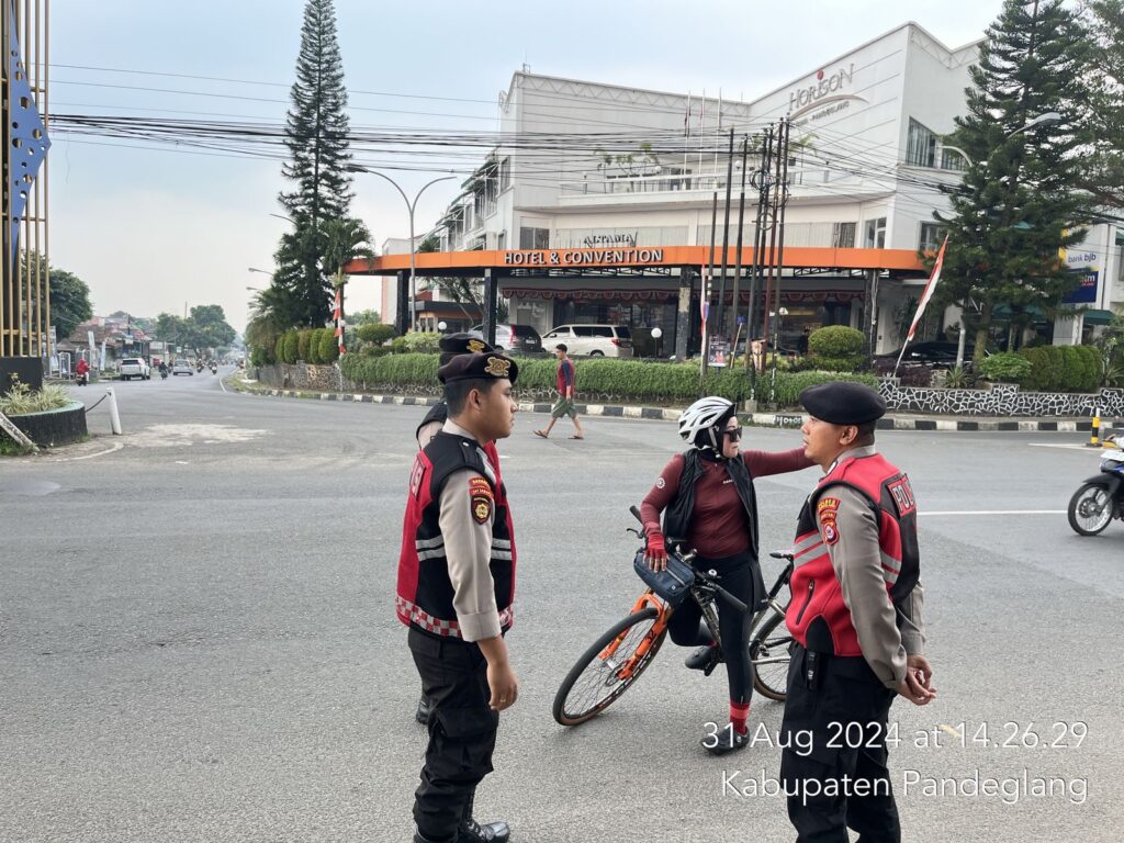 Sat Samapta Polres Pandeglang Berikan Pelayanan Prima kepada Pesepeda dengan Menunjukkan Jalur Aman 5 WhatsApp Image 2024 08 31 at 18.05.40