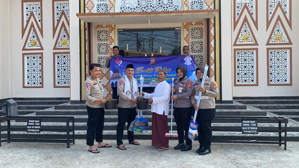 Satlantas Polres Pandeglang Gelar Bakti Religi Peringati HUT Lantas ke-69 dengan Bersih-bersih Masjid dan Berikan Alat Korve 6 IMG 20240905 WA0002