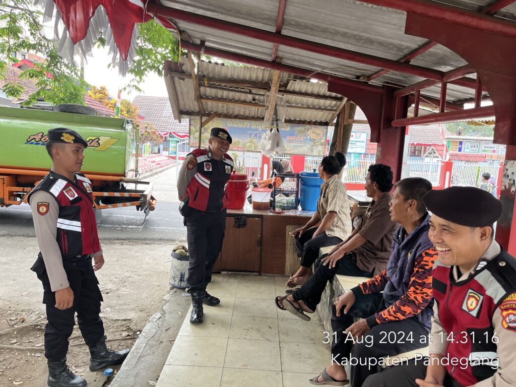 Sat Samapta Polres Pandeglang Gelar Patroli Pagi, Sambangi Pedagang Nasi Uduk dan Berikan Himbauan Kamtibmas 4 WhatsApp Image 2024 08 31 at 18.05.40 1