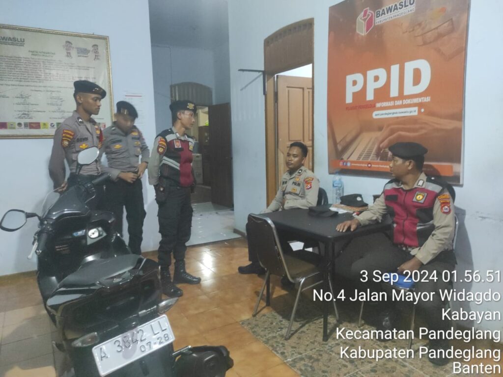 Personil Patroli Sat Samapta Polres Pandeglang Sambangi Anggota Jaga di Kantor Bawaslu Kabupaten Pandeglang 7 WhatsApp Image 2024 09 03 at 06.06.09