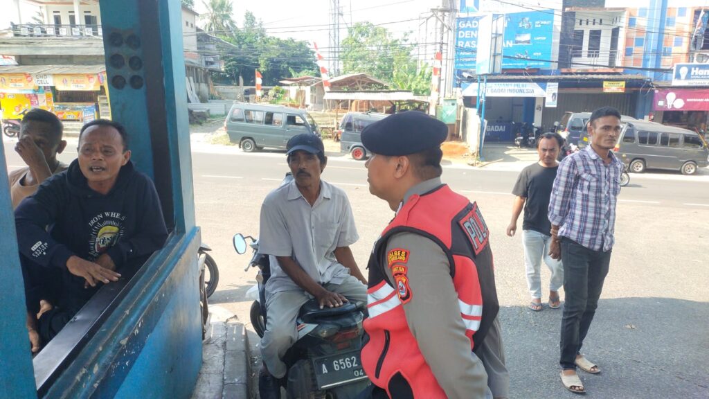 Personil Sat Samapta Polres Pandeglang Berikan Edukasi Tertib Berlalu Lintas kepada Tukang Ojek di Terminal Kadubanen 3 WhatsApp Image 2024 09 03 at 17.07.44