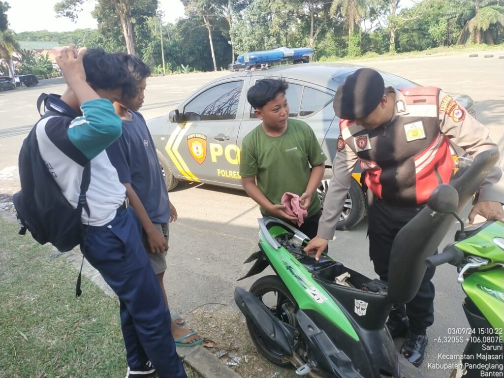 Sat Samapta Polres Pandeglang Gelar Patroli di Stadion Badak, Berikan Himbauan kepada Anak di Bawah Umur yang Mengendarai Motor 2 WhatsApp Image 2024 09 03 at 17.07.46