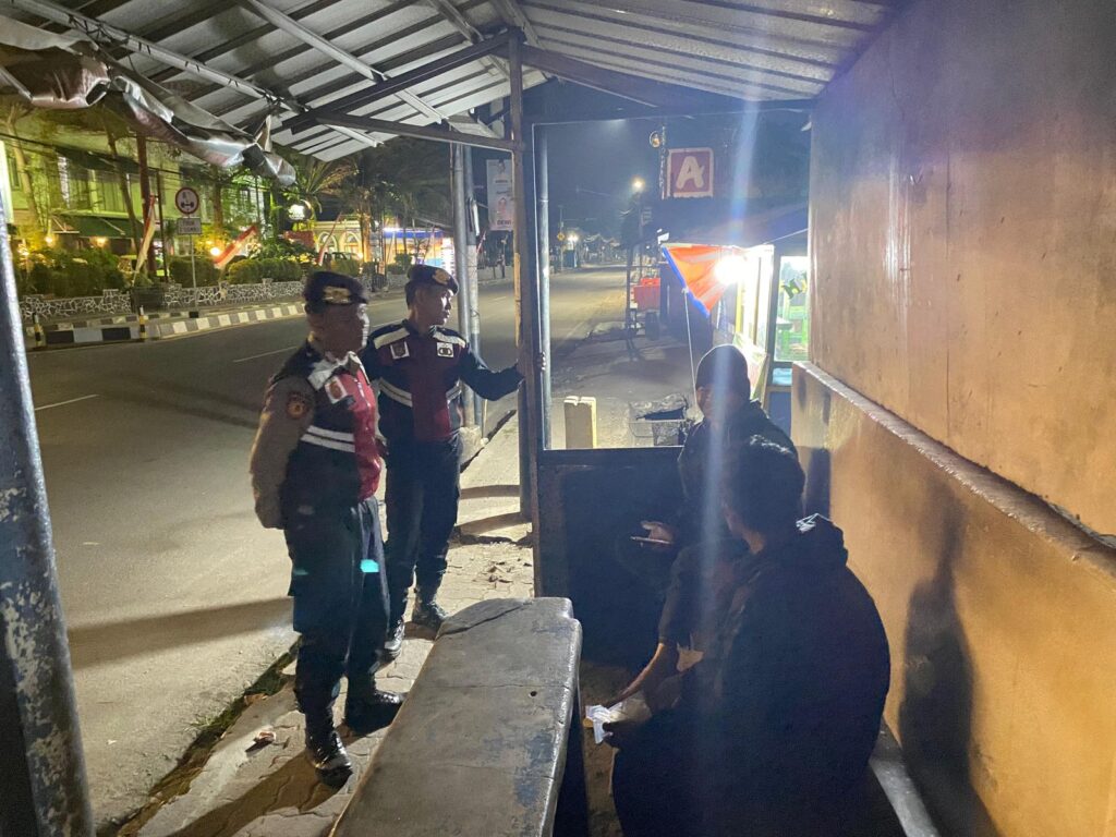 Sat Samapta Polres Pandeglang Sambangi Penumpang di Persimpangan Cigadung, Pastikan Keamanan Malam Hari 1 WhatsApp Image 2024 09 04 at 05.43.56