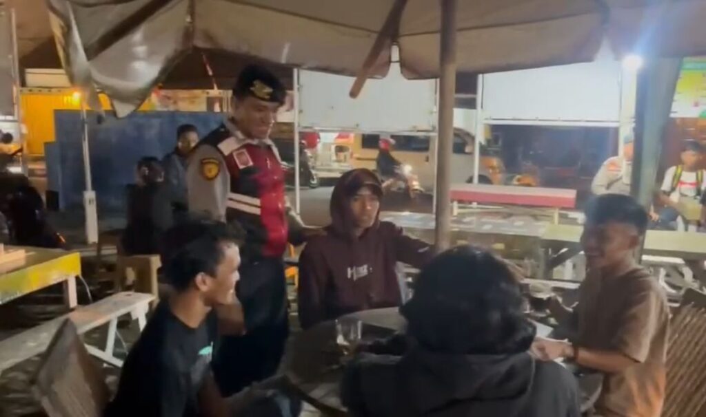 Sat Samapta Polres Pandeglang Gelar Patroli Jalan Kaki di Kafe, Berikan Himbauan kepada Remaja 9 WhatsApp Image 2024 09 04 at 05.43.56 2