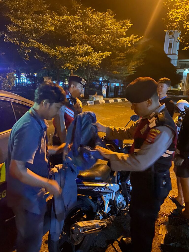 Sat Samapta Polres Pandeglang Sisir Alun-Alun Malam Hari, Cegah Aksi Balap Liar 8 WhatsApp Image 2024 09 04 at 05.43.57