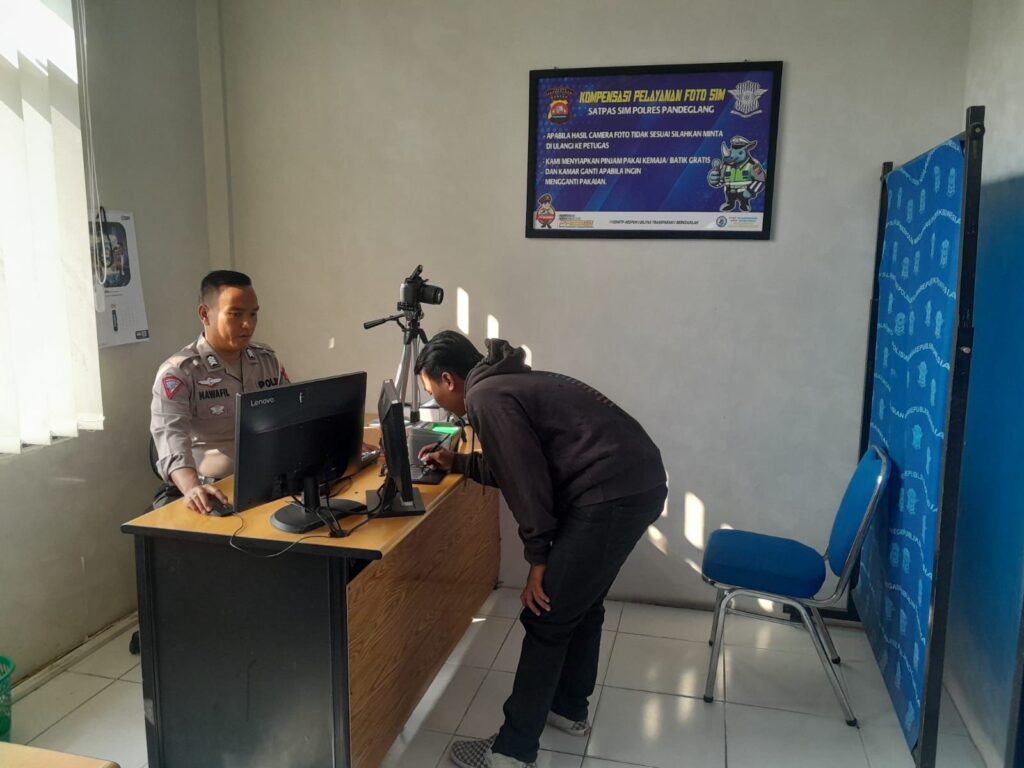 Satlantas Polres Pandeglang Gelar Pelayanan SIM Keliling di Persimpangan Mengger 10 WhatsApp Image 2024 09 09 at 09.19.15