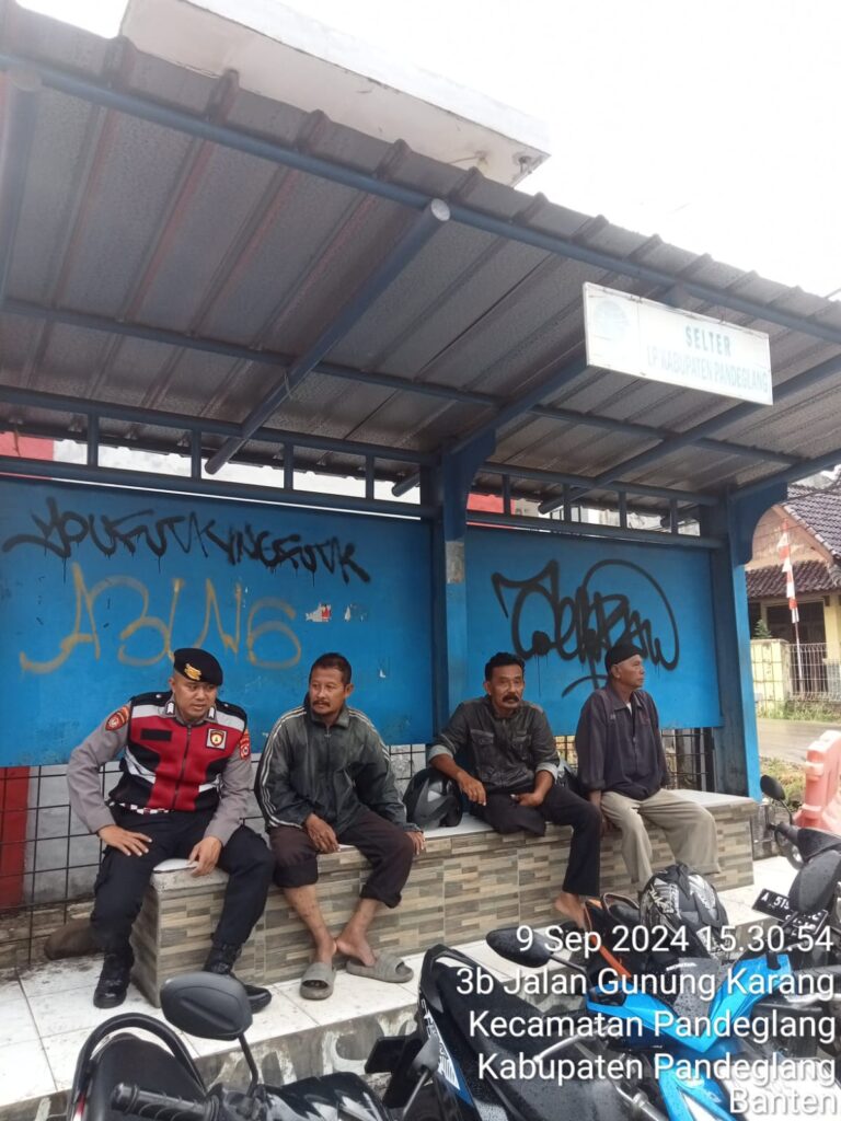 Sat Samapta Polres Pandeglang Sambangi Tukang Ojek di Cihaseum, Berikan Edukasi Kamtibmas 7 WhatsApp Image 2024 09 09 at 17.47.47