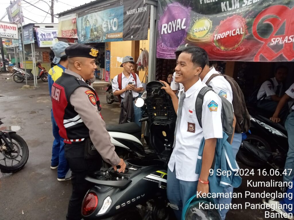Sat Samapta Polres Pandeglang Sambangi Pelajar Pulang Sekolah, Berikan Himbauan Menjauhi Tawuran dan Miras 5 WhatsApp Image 2024 09 09 at 17.47.50