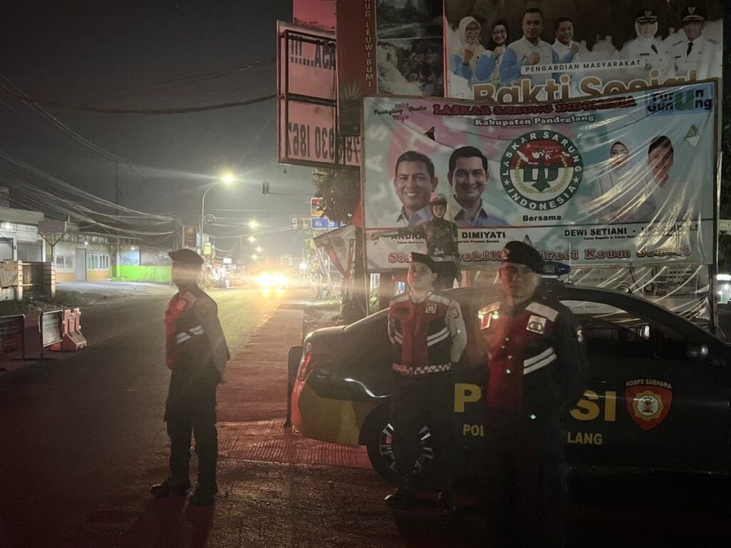 Sat Samapta Polres Pandeglang Gelar Strong Point Malam di Persimpangan Cipacung, Jaga Keamanan Lalu Lintas 2 WhatsApp Image 2024 09 10 at 07.04.00