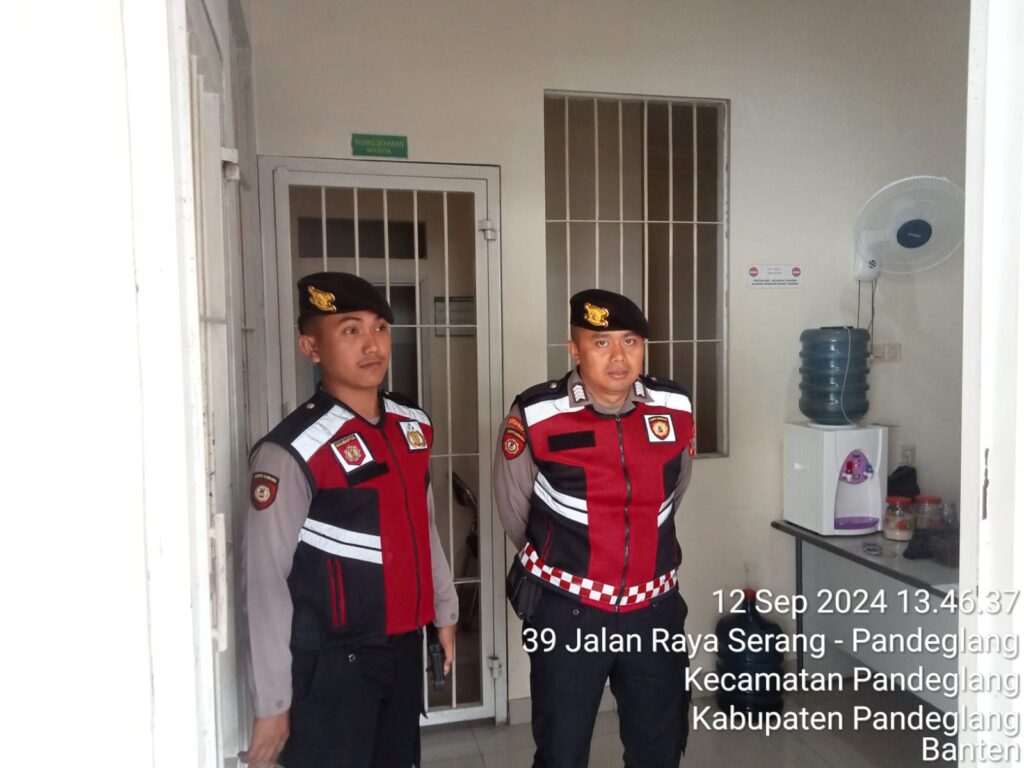 Sat Samapta Polres Pandeglang Berikan Pengamanan kepada Tahanan Saat Sidang di Pengadilan Negeri Pandeglang 2 WhatsApp Image 2024 09 12 at 18.00.40 1