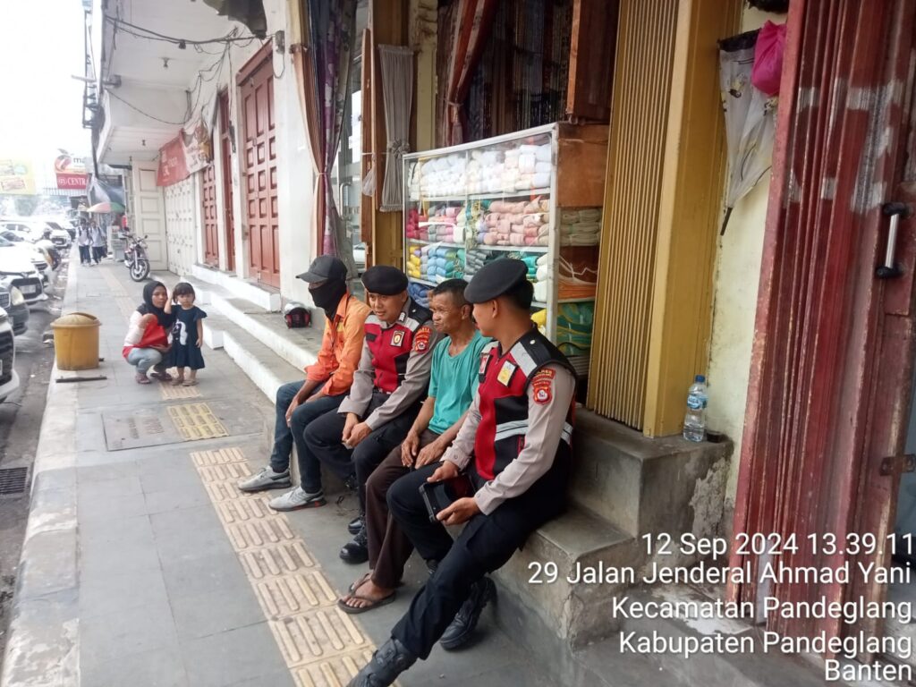 Sat Samapta Polres Pandeglang Melaksanakan Patroli Dialogis Jalan Kaki di Pasar Badak, Berikan Himbauan Kamtibmas di Toko-toko 1 WhatsApp Image 2024 09 12 at 18.00.40