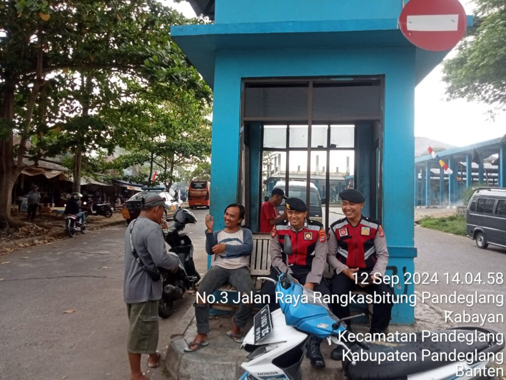 Sat Samapta Polres Pandeglang Sambangi Pengemudi Ojek di Terminal Kadubanen Saat Patroli Siang 4 WhatsApp Image 2024 09 12 at 18.00.41 1