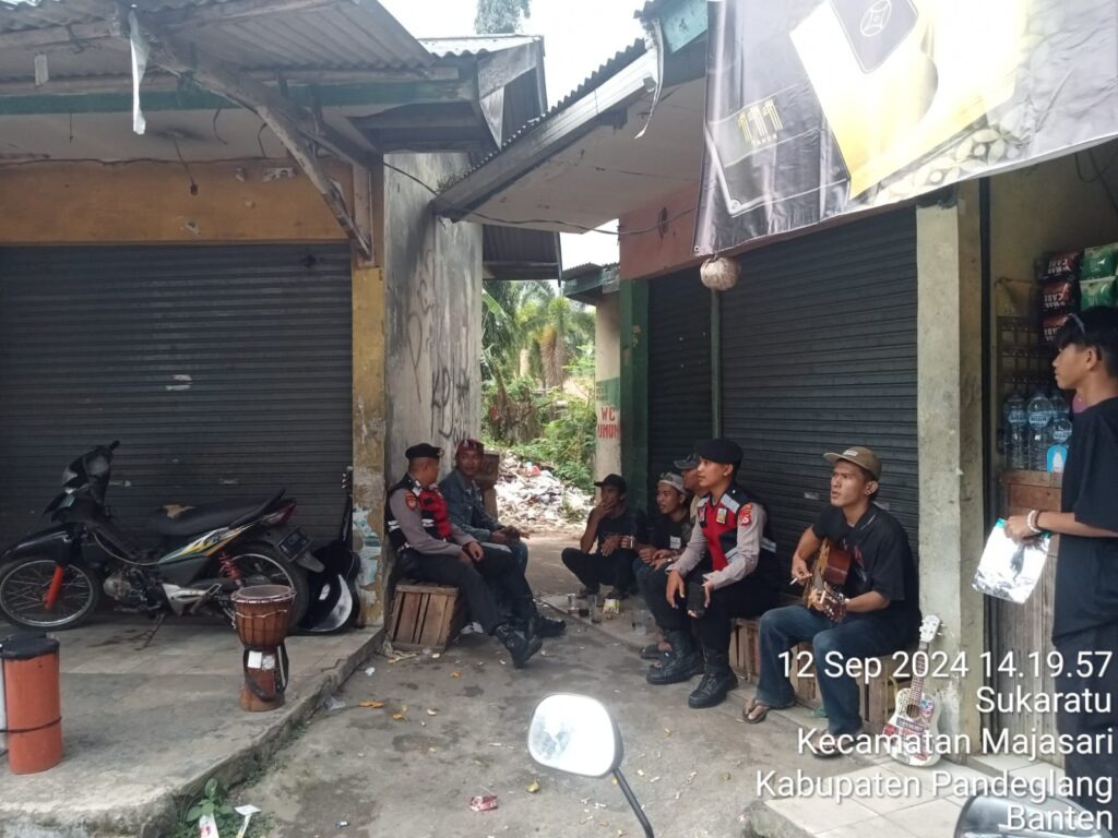 Sat Samapta Polres Pandeglang Sambangi Pengamen Jalanan Saat Patroli, Berikan Himbauan Kamtibmas agar Tidak Mengganggu Kenyamanan Penumpang Angkutan Umum 5 WhatsApp Image 2024 09 12 at 18.00.42