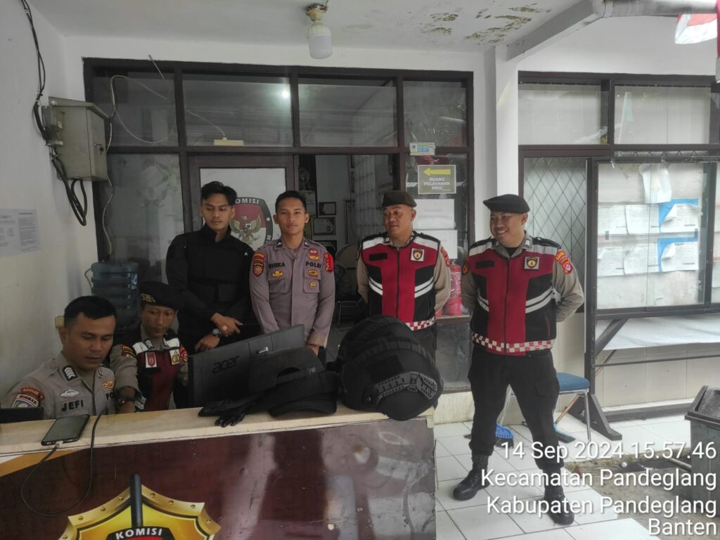 Sat Samapta Polres Pandeglang Berikan Pengamanan Maksimal di Kantor KPU Selama Tahapan Pilkada 2024 8 WhatsApp Image 2024 09 14 at 19.12.13