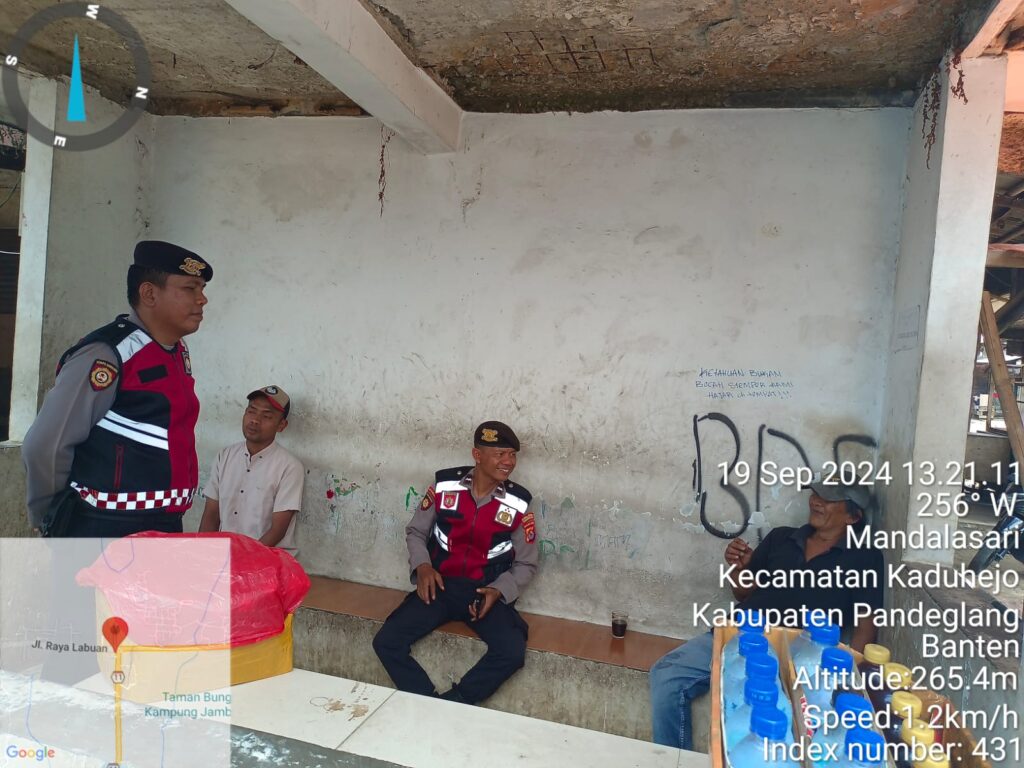 Sat Samapta Polres Pandeglang Sambangi Pedagang Asongan dalam Kegiatan Patroli di Pertigaan Mengger 2 WhatsApp Image 2024 09 19 at 16.33.24